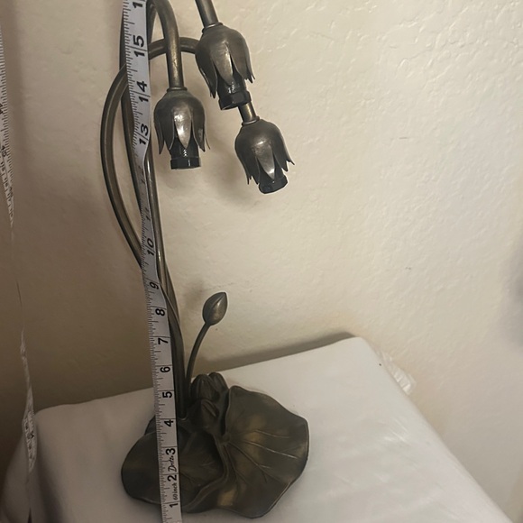 Elegant Bronze Leaf Table Lamp - Picture 6 of 7